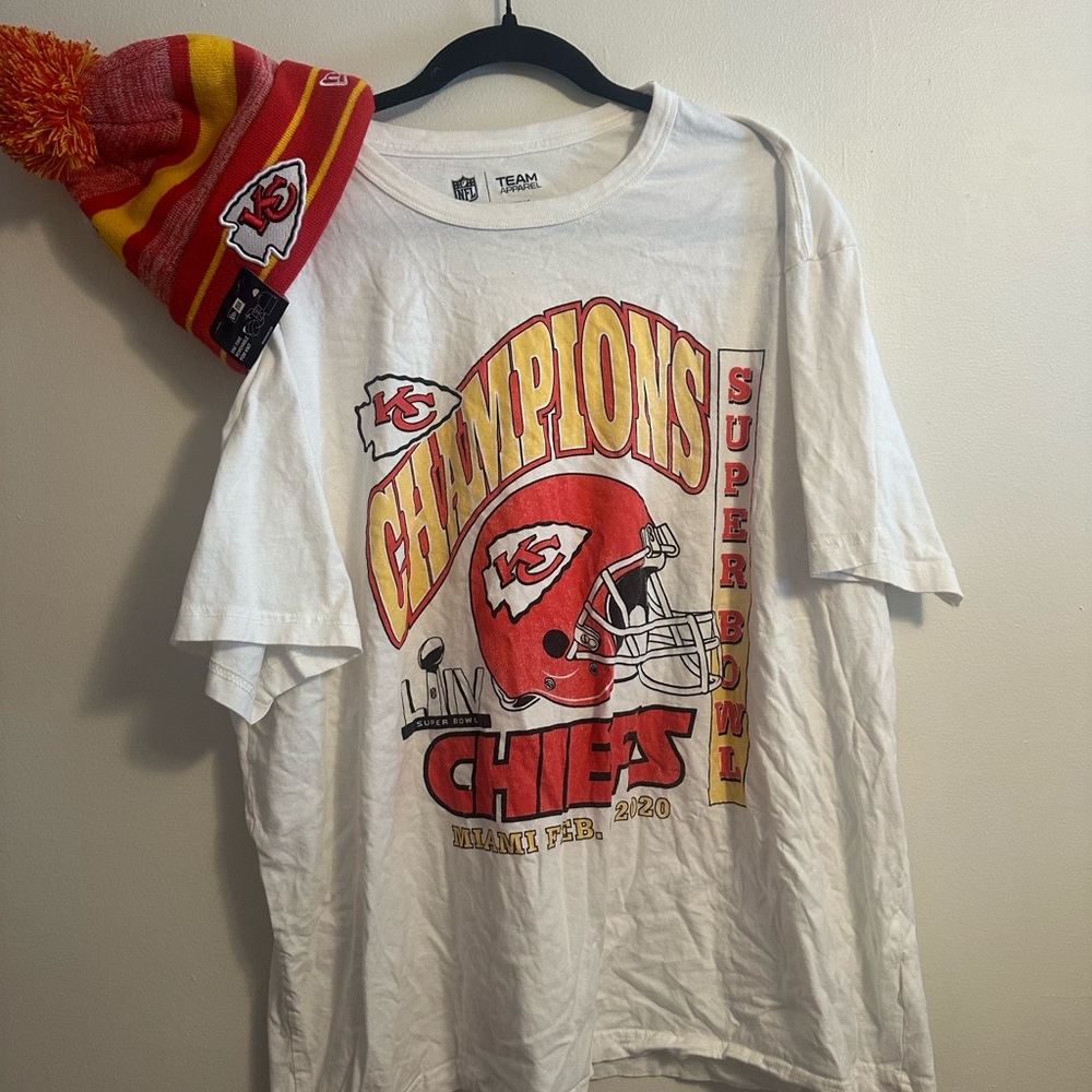 Men’s KC Chiefs shirt with KC winter hat